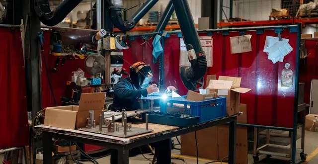 photo  le groupe bobet cherche à recruter des soudeurs et autres opérateurs techniques pour ses différentes usines de production.  &copy;  le maine libre – adèle jamonneau 