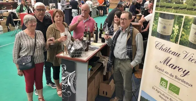 photo  des visiteurs de la foire aux vins d’avoise en pleine dégustation du vin de bordeaux d’aude et son père jean-louis jouhanneau, dimanche 8 mai 2022, dans la salle polyvalente de noyen-sur-sarthe.  &copy;  ouest-france 
