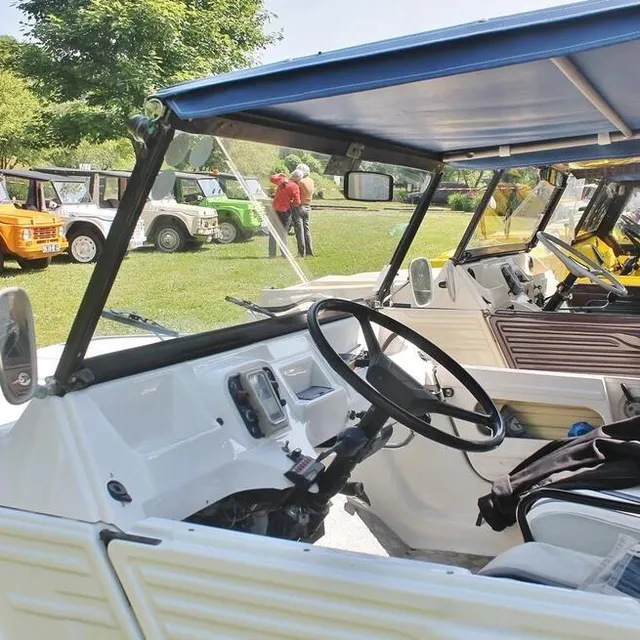 photo une vue de l’intérieur d’une des méhari.  ©  ouest-france