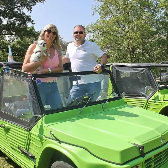 photo les belges nathalie et fred avec leur chien juicy posent dans leur citroën méhari verte à la halte fluviale de juigné.  ©  ouest-france