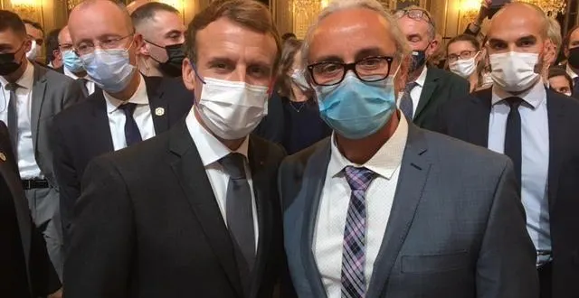 photo  eric martineau aux côtés d’emmanuel macron, en novembre 2021 lors du dîner des maires à l’élysée.  &copy;  archives ouest-france 