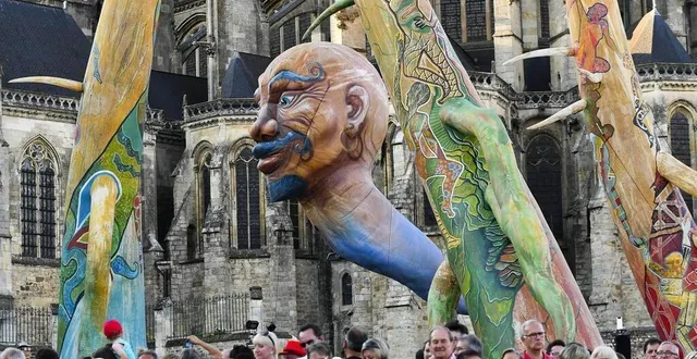 photo  la parade de le mans fait son cirque attire à chaque fois des milliers de spectateurs. ?  &copy;  archives le maine libre – hervé petitbon 