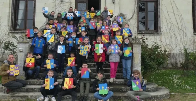 photo  les enfants… et les adultes présents ont également réalisé leurs blasons.école publique de saint-corneille 