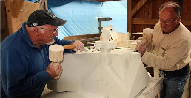 photo  christian pacaud et francis gouet travaillent sur la future niche votive qui remplacera l’ancienne aujourd’hui disparue.  &copy;  le maine libre 
