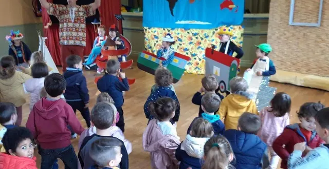 photo  un spectacle qui rendait les enfants actifs dans le jeu, le chant et la danse.  &copy;  .ecole seguin 