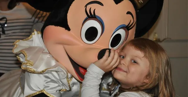 photo  kelya, 5 ans, a réalisé son rêve avec son personnage préféré.  &copy;  ouest-france 