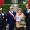 photo  à l’issue de la cérémonie, lucie rafaillot a reçu un témoignage de reconnaissance, des mains du maire, philippe bigot. 