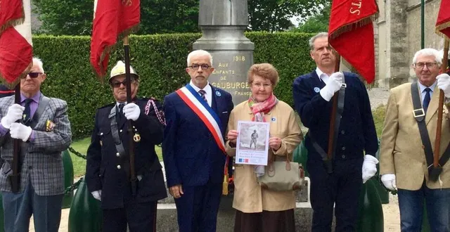 photo  à l’issue de la cérémonie, lucie rafaillot a reçu un témoignage de reconnaissance, des mains du maire, philippe bigot.  &copy;  ouest-france 