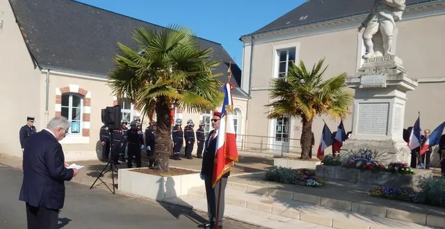 photo  michel lecor a reçu dimanche l’insigne de porte-drapeau.  &copy;  le maine libre 