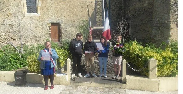 photo  pour célébrer le 8 mai, la maire chantale buin a « mené le cortège » devant le monument aux morts. elina et gabi, deux jeunes de 13 ans, ont lu les pages d’histoire devant le public. a noter que dimanche 15 mai, un marché artisanal dans le centre-bourg sera organisé de 9h à 17h, avec une fanfare de percussions.  &copy;  ouest-france 