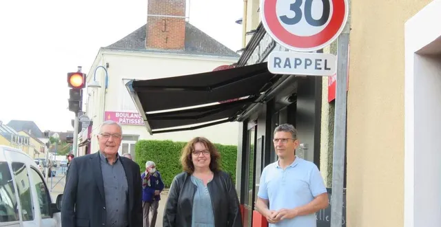 photo  joël le bolu (à gauche), maire de la chapelle-saint-aubin, valérie dumont, adjointe, philippe mauboussin, adjoint chargé de la commission travaux, annoncent le passage de la limitation de la vitesse à 30 km/h dans toute la commune.  &copy;  le maine libre 