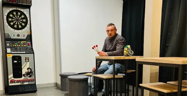 photo  florian deniau, le gérant de « chez flo » a aménagé une salle de jeux dans son établissement.  &copy;  le maine libre 