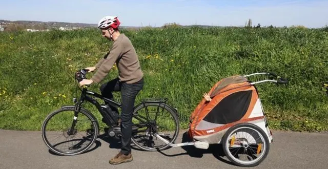 photo  gregory alavoine et son épouse possèdent un vélo électrique capable de tirer une remorque de 60 kg dans laquelle ils installent leurs enfants pour aller à l’école ou encore faire leurs courses  &copy;  ouest-france 
