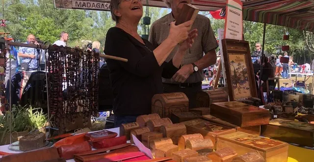 photo  après auvers-le-hamon, nicole et christophe rochard avaient posé leur stand d’artisanat venu de madagascar au bric-à-brac d’arnage.  &copy;  ouest-france 