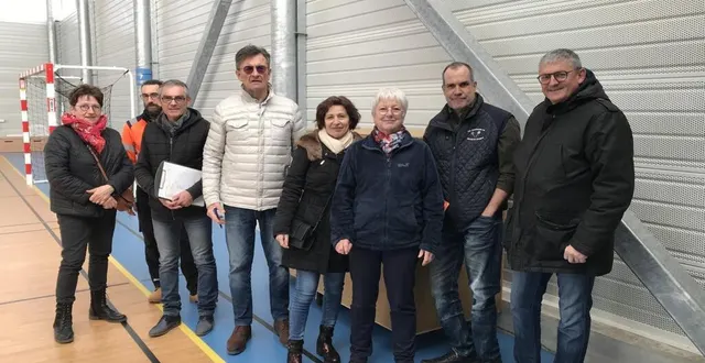 photo  les organisateurs de la course ont rencontré les élus et les partenairesdu tour lionnais.  &copy;  ouest-france 