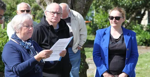 photo  brigitte vaidis, présidente de l’association, bernard vitour, potier passionné, zoïa skoropadenko, créatrice, lors de l’inauguration de l’épi de faîtage.  &copy;  dr 