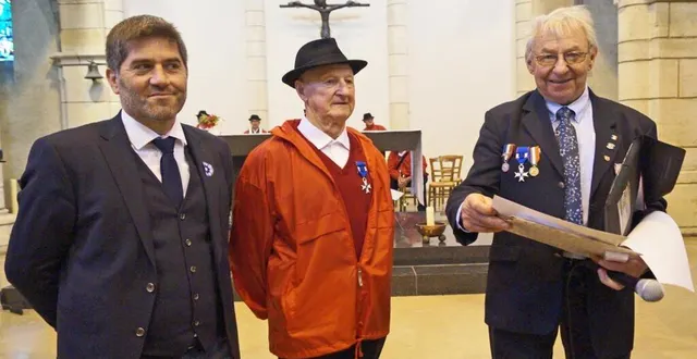 photo  jean dugué, au centre, qui est aussi musicien à l’entente musicale chanu – saint-cornier-des-landes, entouré de jérôme nury, député et guy hardouin, président des anciens combattants.  &copy;  ouest-france 