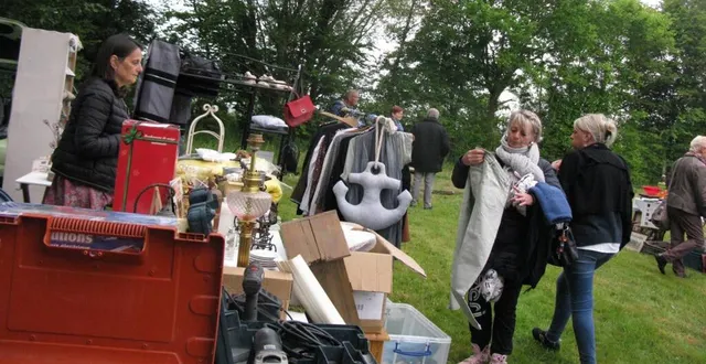 photo  la traditionnelle brocante et vide-greniers s’est déroulée dimanche, à l’endroit habituel, près de la place de la mairie. près de 80 exposants sont venus proposer bon nombre d’articles, allant des meubles, de la vaisselle, des bibelots et objets divers susceptibles d’intéresser les visiteurs. les chineurs font parfois de bonnes affaires.  &copy;  ouest-france 