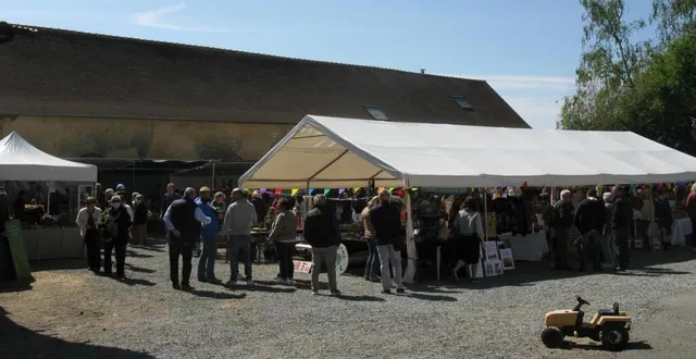 photo  le retour du marché artisanal du 1er mai à la ferme de la drouerie était placé sous le signe de la nouveauté. les artisans ont innové : créations en papier japonais de camille lecourt, articles en tissu biologique lavable de claudine pichereau, « box » naissance de lily plume, jouets et vêtements d’occasion d’écoloustik à trangé… citons aussi les tricots pure laine des brebis de david et charlotte guyon, qui créent des pelotes très colorées à la ferme de la fontaine du feu. « une partie des bénéfices est reversée au profit du burkina faso », a indiqué tiphaine lalande, l’organisatrice de ce marché annuel avec l’association système d’eco.  &copy;  ouest-france 
