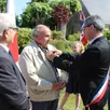photo daniel grossman a reçu du maire, bruno boulay, la croix de combattant.