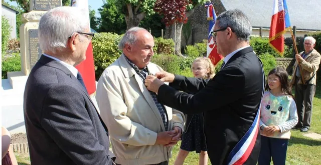 photo  daniel grossman a reçu du maire, bruno boulay, la croix de combattant.  &copy;  ouest-france 
