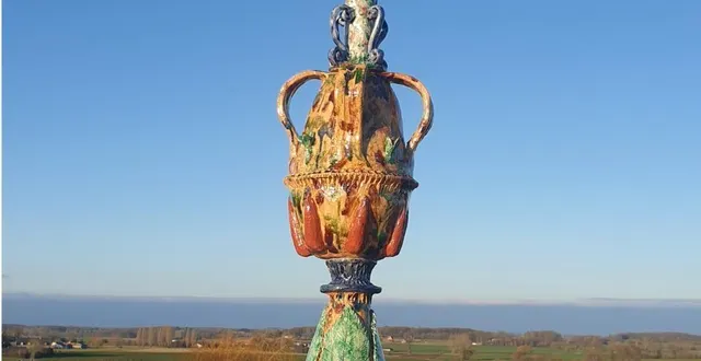 photo  l’épi de faîtage installé par nicolas labé.  &copy;  potiers et patrimoine 