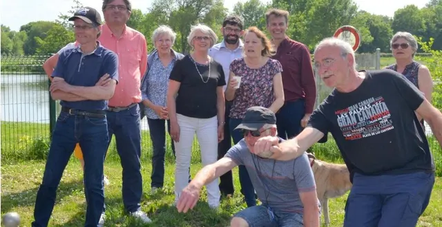 photo  la pétanque au bord de la sarthe faisait bien sûr partie des animations de ce dimanche.  &copy;  le maine libre 