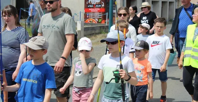 photo  les enfants et leurs parents ont défilé joyeusement derrière la musique de saint-vincent des près, pour rejoindre le plan d’eau.  &copy;  le maine libre 