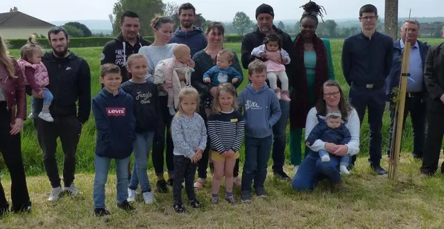 photo  les familles des cinq bébés de 2021 ont assisté à la cérémonie.  &copy;  le maine libre 