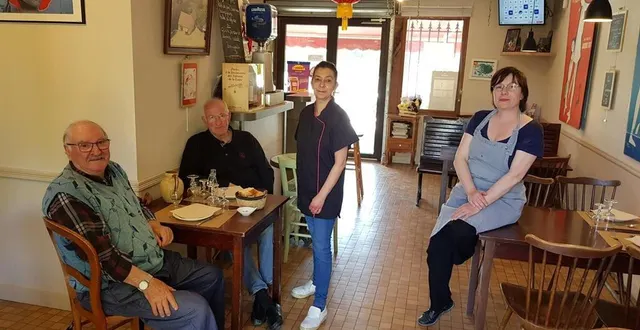 photo  marcel sudres et georges gremillon, amis de longue date, sont heureux de pouvoir se retrouver autour d’une bonne table à deux pas de chez eux.  &copy;  le maine libre 