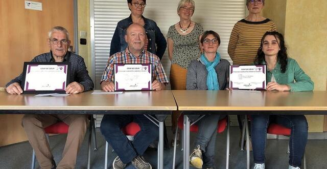 photo  trois associations sur quatre étaient représentées pour recevoir leur chèque, vendredi 6 mai 2022, dans les locaux du crédit mutuel à sablé-sur-sarthe. 