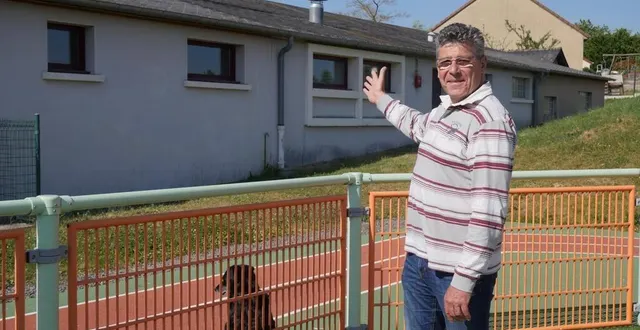 photo  philippe biaud, maire de ligron, devant un bâtiment de l’école municipale où pourrait être installé l’un des deux panneaux photovoltaïques.  &copy;  le maine libre 
