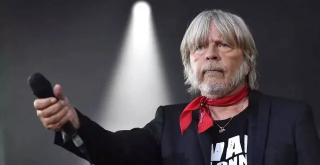 photo  le chanteur renaud au festival papillons de nuit le 4 juin 2017 à  saint laurent de cuves (manche).  &copy;  thomas brégardis / archives ouest-france 