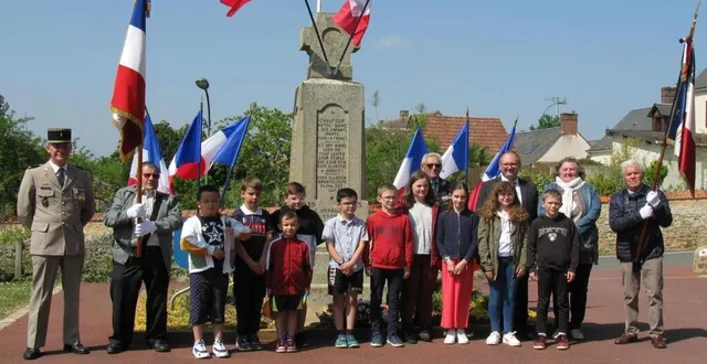 photo  les élèves ont chanté « la marseillaise » devant le monument aux morts.  &copy;  ouest-france 