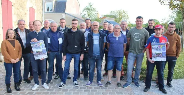 photo  serge besnard, président, au centre, entouré des membres de l’ucmn et de bénévoles.  &copy;  le maine libre 