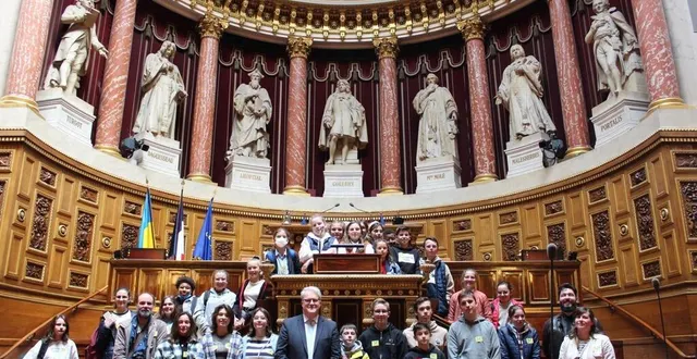 photo  accompagnés de leurs enseignants, les collégiens du theil-sur-huisne ont visité le palais du luxembourg, guidés par le sénateur de l’orne, vincent segouin  &copy;  ouest-france 