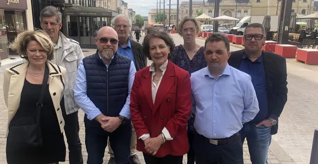 photo  autour de cécile bayle de jessé, vice-présidente de debout la france, les candidats « souverainistes » pour les élections législatives.  &copy;  le maine libre 