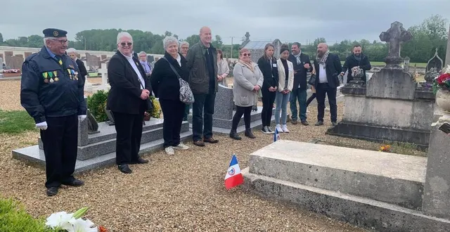 photo  famille, membres d’associations du souvenir et collégiens devant la sépulturedu soldat mort pour la france, yvon van luyn.  &copy;  ouest-france 
