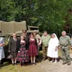 photo  membres de l’association membres vêtus de tenues d’époque militaire et civile pour certaines de ces dames 