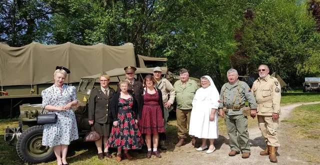 photo  membres de l’association membres vêtus de tenues d’époque militaire et civile pour certaines de ces dames  &copy;  le maine libre 