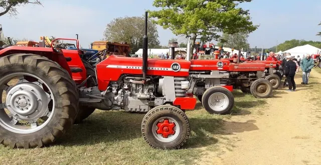 photo  les tracteurs d’antan étaient au cœur de la fête des vielles mécaniques  &copy;  le maine libre 
