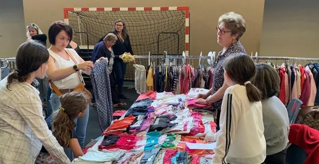 photo  ginette, anne-laure et lola, trois générations, ont vendu avec succès les vêtements des quatre petites-filles de la famille.  &copy;  ouest-france 