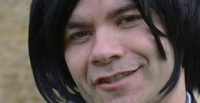 photo  une perruque change complètement le visage de jean manuel pinto, qui devient le chanteur tiago del rio.  &copy;  ouest-france 