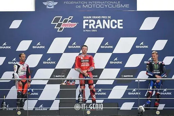 photo l’australien jack miller vainqueur du grand prix de france 2021 entouré du français johann zarco second à gauche et de fabio quartararo troisième à droite.  ©  photo : archives daniel fouray/ouest-france