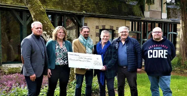 photo  j.-p. noël et j.-p. bordes au centre, entourés de dominique broussot, directeur du crédit mutuel à la ferté-bernard, de vanessa foret, conseillère clientèle, de jean-jacques frichet, président de la caisse locale, et de sébastien pichereau, écrivain.  &copy;  le maine libre 