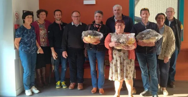 photo  élus et membres du personnel ont remercié ces collaborateurs pour les services rendus à la commune.  &copy;  le maine libre 