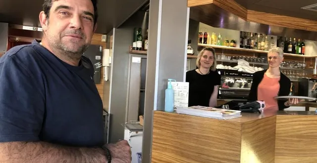 photo  jean-françois galand, patron de la pâtisserie salon de thé et restaurant éponyme place de la république. derrière le bar, marie une des serveuses et maud, sa fidèle cheffe de service.  &copy;  ouest-france 