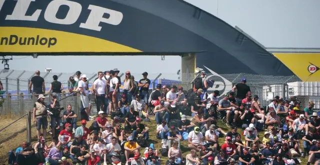 photo  sur la butte du virage de la chapelle, le public attend les qualifications des motogp.  &copy;  ouest-france 