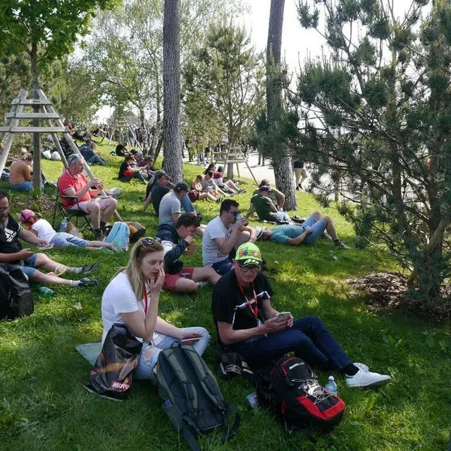 photo samedi, le jour des qualifications sur les grand prix moto. au mans, ce 14 mai 2022, le public est déjà présent pour assister au spectacle.  ©  ouest-france