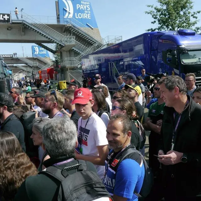 photo dans le paddock, les fans de fabio quartararo attendent sa sortie du camion de l’équipe yamaha.  ©  ouest-france